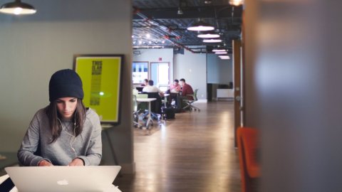 Munca: acasă sau la birou? Cea mai recentă inovație este hibridă și se numește co-working