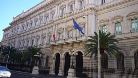 Bank of Italy: Steuerbehörden, Einnahmeabgrund