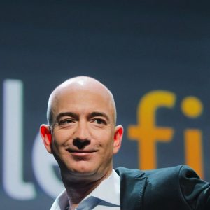 Amazon e il paradosso di Jeff Bezos proiettato verso lo spazio