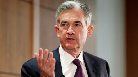 Powell non apre sui tassi e avverte: “Italia fattore di rischio” e la Borsa scivola