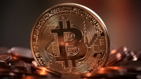 Gli hacker affondano il Bitcoin, la riforma fiscale Usa avanza
