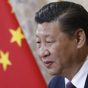 La Cina frena le Borse, vendite su Tim, banche deboli