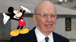 Rupert Murdoch con Topolino della Disney sulla spalla