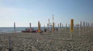 Ombrelloni chiusi in spiaggia