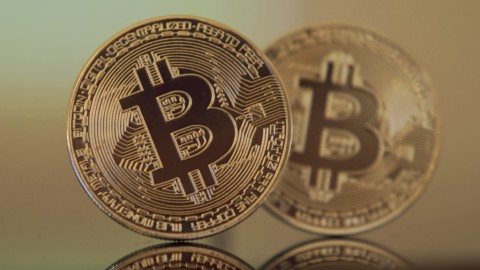 Bitcoin, preț record de peste 15 mii de dolari