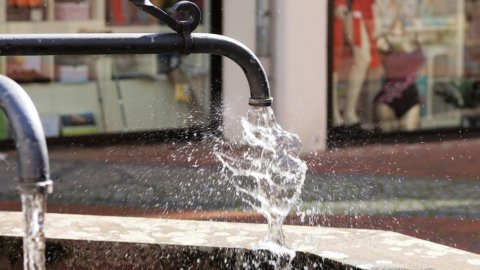 Acqua, ogni italiano ne consuma 220 litri al giorno