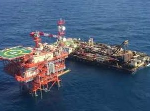 Gas, Eni startet Zohr-Produktion in Rekordzeit. Descalzi und Scaroni vor Gericht wegen Nigeria