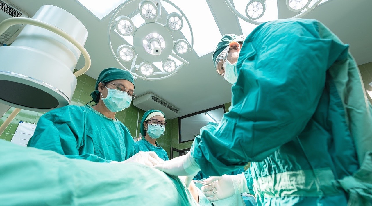 Medici che effettuano un intervento chirurgico in ospedale