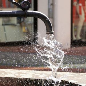 Acqua, troppe municipalizzate non in regola: i danni per i clienti