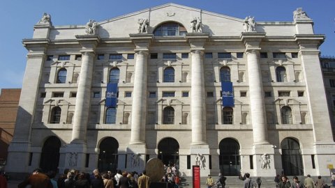 Semestrali e dazi frenano Piazza Affari, ma Leonardo ancora in rally