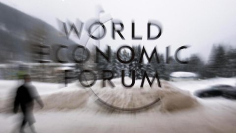 Davos 2023: inizia il forum dei ricchi del pianeta che parla di finanza e ambiente ma inquina più di tutti