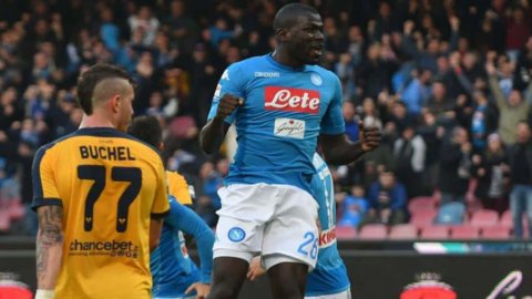 Il Napoli alla sosta da capolista: 2-0 al Verona