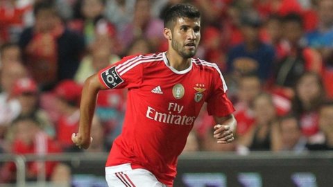 Inter, here is the first shot: Lisandro Lopez. Juve close to Praet and Emre Can