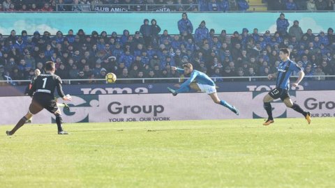 Il Napoli espugna Bergamo e si conferma primo: dubbi sul gol di Mertens