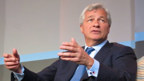 Dimon (JP Morgan) lancia l’allarme sui tassi: “Possibile fiammata”