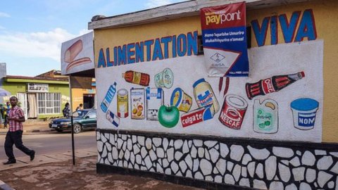 Talking walls: this is how advertising and messages are transmitted in Africa