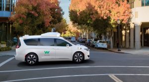 L'auto ibrida targata Fca Chrysler Pacifica per il servizio taxi guida autonoma di Waymo