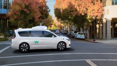 FCA: mii de monovolume către Google pentru taxiuri cu conducere autonomă