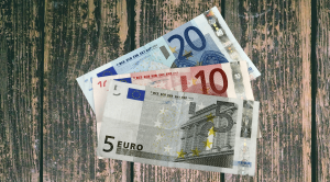 soldi in euro per pagare i salari