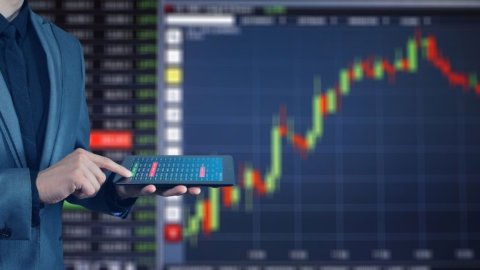 Btp decennale ancora sotto l’1%, Borsa in rialzo aspettando il Def