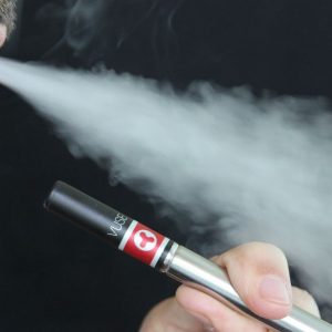 E-cig, la scienza insiste: “Fanno meno danni e aiutano a smettere”