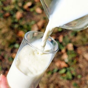 Leche en vaso y jarra.