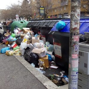 Rifiuti, M5S surreale: chiede aiuto all’Emilia ma nega la crisi a Roma