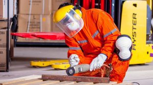 Operaio al lavoro in fabbrica dell'industria al lavoro per aumentare la produttività