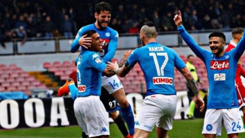 Vincono Napoli e Juventus, azzurri ancora primi