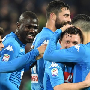 Il Napoli strapazza il Cagliari e va in fuga