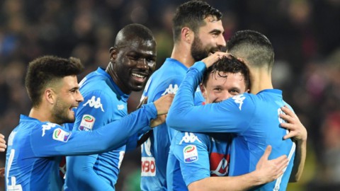 Il Napoli strapazza il Cagliari e va in fuga