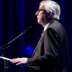 Juncker annusa turbolenze e mette paura ai mercati: Europa in rosso, Milano la peggiore