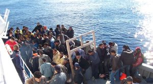 immigrati al largo di Lampedusa