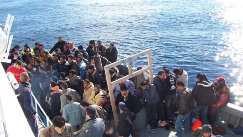 Migranți: Meloni copie modelul Renzi pe Lampedusa pentru a obține aprobarea UE privind Pnrr, Pact și deficit