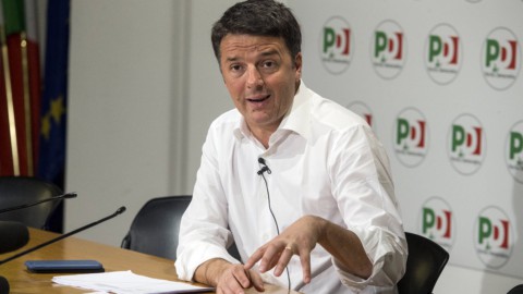 Renzi mengundurkan diri: kuning di Partai Demokrat setelah kekalahan