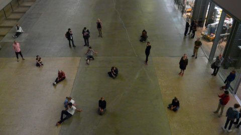 Arte, Sehgal e il suo “sciame” di corpi sbarcano alle OGR di Torino