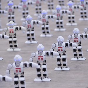 Tim hace bailar a 1.372 robots y gana el Libro Guinness de los Récords