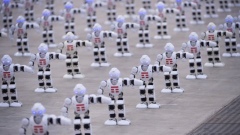 Tim makes 1.372 robots dance and wins the Guinness Book of World Records