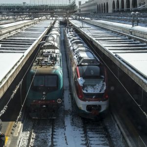 Caos neve: treni con ritardi record, Delrio si infuria con Fs