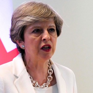 Brexit, May si arrende: ok del Governo all’accordo “soft”