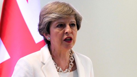 Brexit, May si arrende: ok del Governo all’accordo “soft”