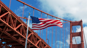 Ponte di acciaio e bandiera usa