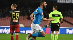 Raul Albiol esulta per il Napoli