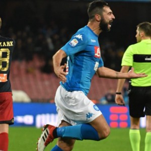 Napoli mengalahkan Genoa dan membuka kembali kejuaraan