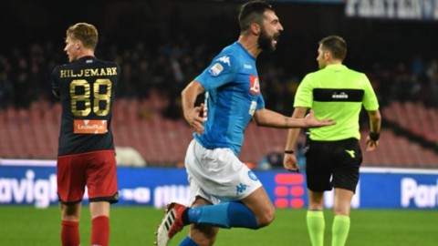 Il Napoli batte il Genoa e riapre il campionato