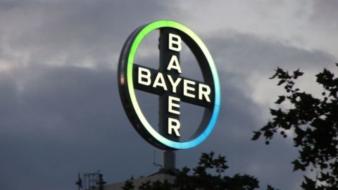 Tonfo di Bayer e Bmw a Francoforte. Milano aspetta la Fed