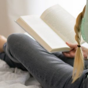 8月XNUMX日文化：女性读书多于男性。 他们写的越来越多
