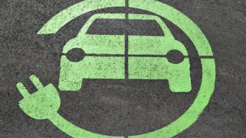 Auto elettrica, quanta CO2 risparmiamo? Enel lo calcola