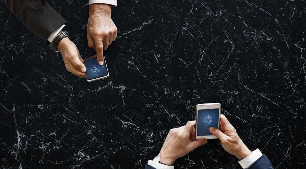 Uomini al cellulare