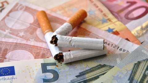 Sigarette: gli italiani fumano meno e lo Stato “perde” 200 milioni